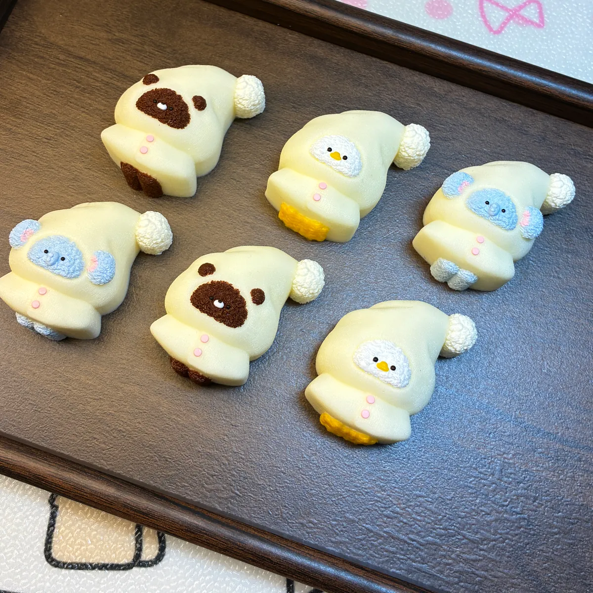 クリーム、ブラウン、ブルー、イエローのアニマルフード型シリコンスクイーズ6点