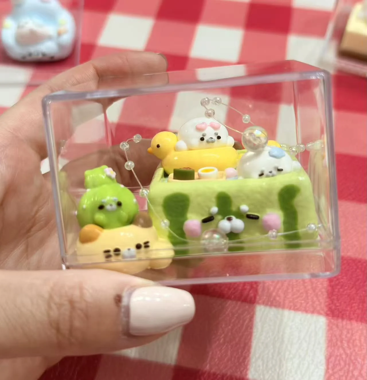 Miniaturprodukt in einer transparenten Vitrine