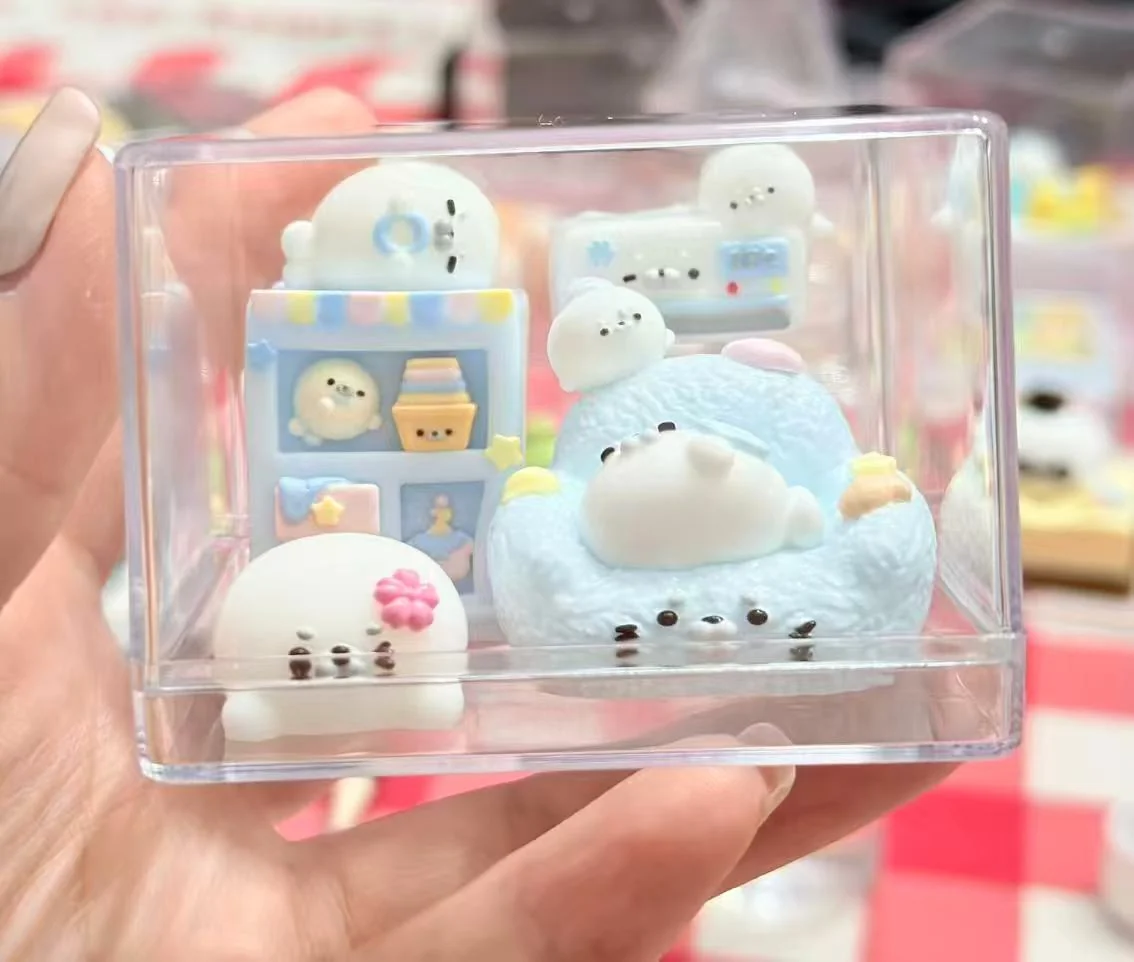 Miniaturfigur in einer transparenten Vitrine